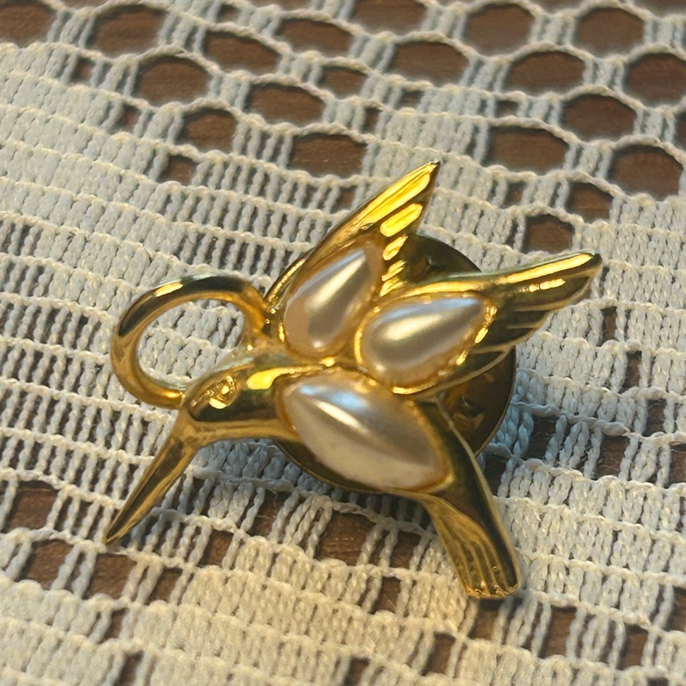 3/$30✨🕊️Dainty Vintage Hummingbird Brooch - Iridescent Pearl Inlay - USA🕊️✨